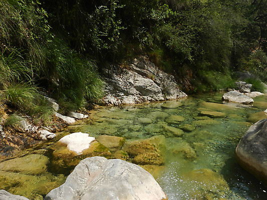 포토 JPG 해외이미지 나무 식물 스포츠 자연 산 풍경 사람없음 야외 물 파란색 강 평화 골짜기 이탈리아 폭포 하이킹 개울 웅덩이 암초 내추럴 해외포토 자연요소 유럽 컬러 컨셉 레저 생태계 파일형식 이미지허브
