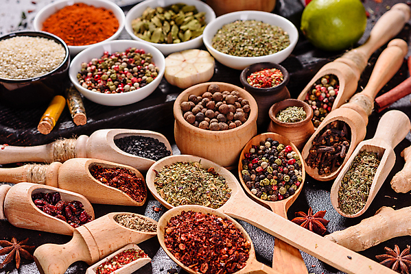 포토 JPG 해외이미지 백그라운드 잎 재료 고추 탁자 파프리카 건조 마늘 요리 씨앗 동양인 사람없음 빨간색 초록색 컬러풀 주방 숟가락 검은색 어둠 양념 조미료 사발 고수 맛 가루 인도인 허브 메뉴 유기농 매움 아로마 소금 향 레시피 후추 카레 생강 바질 로즈메리 시나몬 강황 해외포토 외국인 식물 웰빙 음식 컬러 가구 컨셉 채소 식재료 수저 인종 사기그릇 향신료 향미료 파일형식 이미지허브