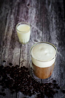 포토 JPG 해외이미지 접시 디자인 커피 음료 음식 백그라운드 유리 탁자 아침 콩 요리 미술 사람없음 목재 컵 갈색 검은색 어둠 이탈리아 거품 카페 우유 머그컵 흰색 신선 뜨거움 액체 달콤 맛 아침식사 혼합 설탕 굽기 컵받침 크림 상쾌 아로마 카푸치노 카페테리아 에스프레소 라떼 모카 카페인 해외포토 주간 나무 식기 감정 유럽 컬러 가구 컨셉 재료 재질 문화예술 유제품 곡류 상점 식사 구이 받침대 파일형식 이미지허브