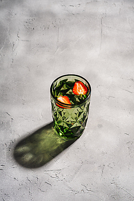 포토 JPG 해외이미지 음료 딸기 단면 잔 그림자 사람없음 초록색 물 빛 투명 콘크리트 해외포토 자연요소 식기 컬러 과일 파일형식 이미지허브