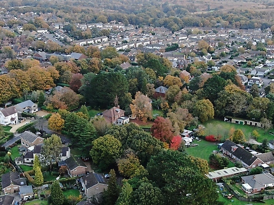 포토 JPG 해외이미지 나무 영국 잉글랜드 주택 안테나 사람없음 가을 타운 드론 해외포토 식물 계절 유럽 통신 건물 도시 파일형식 이미지허브