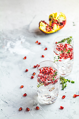 포토 JPG 해외이미지 사람없음 아웃포커스 컵 흰배경 석류 석류알 인퓨즈드워터 해외포토 식기 백그라운드 과일 촬영기법 흰색 파일형식 이미지허브