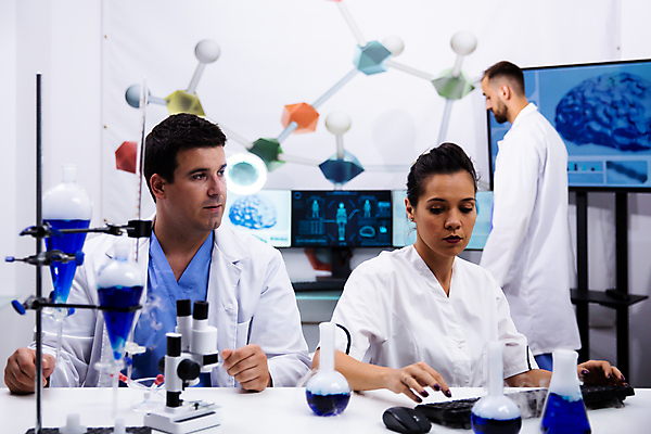 포토 JPG 해외이미지 응시 여자 남자 과학 실내 실험기구 실험 마스크 상반신 성인 앞모습 옆모습 세명 모니터 실험복 실험실 과학자 플라스크 보안경 연구소 성인만 방호복 해외포토 직업 시선 옷 뷰포인트 사람 내부 컴퓨터 가운 안전장비 학자 파일형식 이미지허브