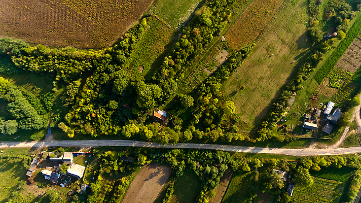 포토 JPG 해외이미지 나무 유럽 여행 백그라운드 밭 농업 자연 하늘 휴가 주택 안테나 파노라마 풍경 사람없음 야외 초록색 여름 강 마을 시골 중세 정상 숲 지역 내추럴 옛날 수평선 해외포토 식물 계절 나라 산업 컬러 통신 촬영기법 건물 역사 생태계 파일형식 이미지허브