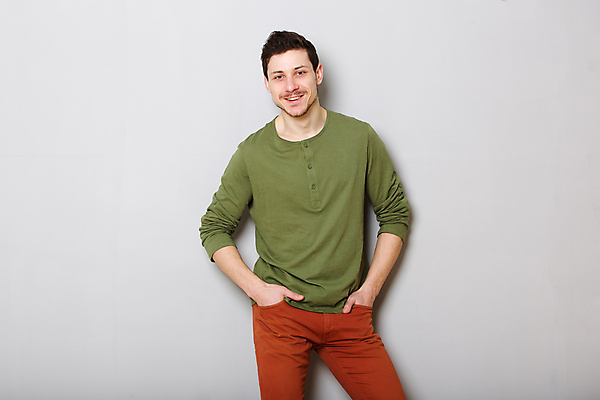 포토 JPG 해외이미지 백인 모델 1 라이프스타일 응시 남자 행복 벽 백그라운드 한명 서기 사람 성인 유행 회색 흰색 자신감 시원함 만족 긍정 스타일 카피스페이스 해외포토 서양인 시선 감정 컬러 컨셉 모션 생활 공백 파일형식 이미지허브