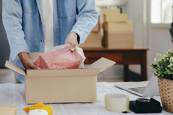 포토 JPG 해외이미지 식물 남자 한명 상반신 성인 노트북 쌓기 바구니 카메라 택배 포스트잇 테이프 온라인쇼핑 택배상자 넣기 박스포장 에어캡 온라인쇼핑몰 성인남자한명만 해외포토 1 포장 모션 문구용품 사람 전자제품 쇼핑 상자 운송업 메모지 쇼핑몰 온라인 남자한명만 성인남자만 파일형식 이미지허브