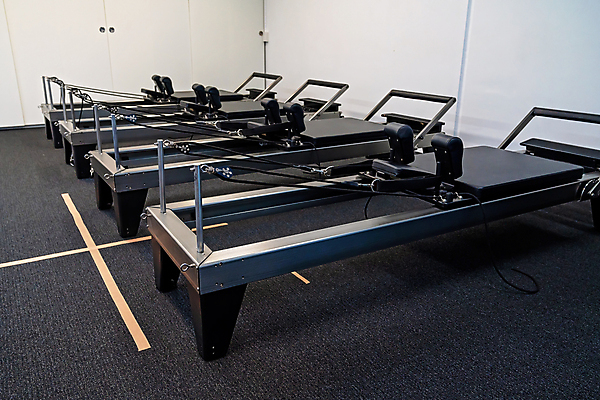 포토 JPG 해외이미지 라이프스타일 신체 교실 발 수업 주택 프레임 건강 관리 사람없음 사무실 운동 힘 기계 블록 장비 침대 바 바퀴 플랫 미끄러짐 미끄럼틀 몸무게 핸들 유연 어깨 마차 팔 길이 단상 조절 반항 물리치료 물리치료사 양발 제어 필라테스 사용자 해외포토 교육 교통수단 가구 비즈니스 학교 모션 건물 생활 신체부위 치료 놀이기구 치료사 파일형식 이미지허브