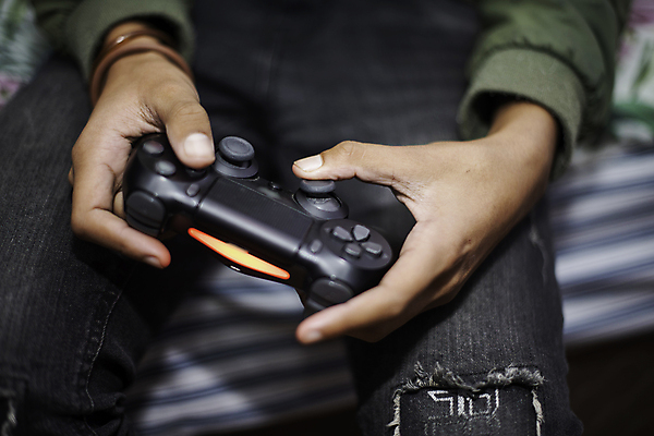 포토 JPG 해외이미지 라이프스타일 손 여유 장난 놀이 주택 사람 앉기 소년 취미 사람없음 10대 장비 게임 잡기 리모컨 즐거움 동영상 위로 게이머 관리자 혼자 해외포토 남자 감정 어린이 모션 청소년 건물 생활 신체부위 파일형식 이미지허브