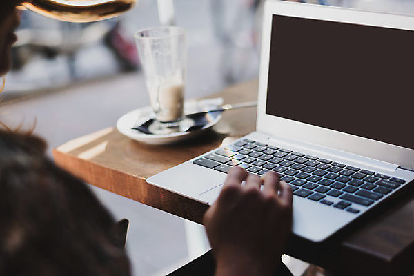 포토 JPG 해외이미지 템플릿 학생 커피 음료 인터넷 비즈니스 통신 창문 유리 탁자 모바일 직장 관리 한명 사람 앉기 노트북 컴퓨터 햇빛 스크린 모니터 식당 공책 웹 공백 카페 타이핑 키보드 업무 작업 비즈니스우먼 네트워크 작업실 연결 스마트 온라인 마케팅 프리랜서 목업 힙스터 카피스페이스 해외포토 직업 1 여자 패션 가구 컨셉 회사 모션 재질 문구용품 전자제품 태양 상점 직장인 파일형식 이미지허브