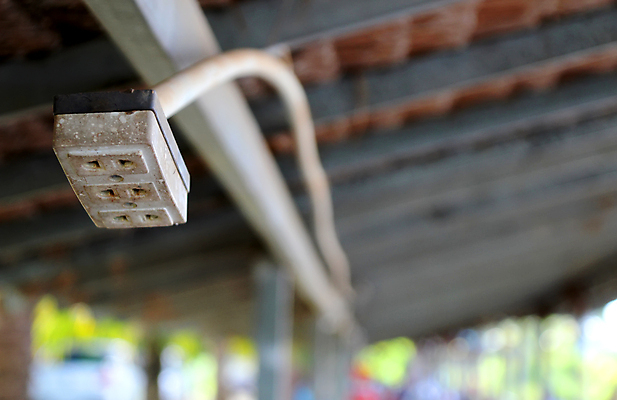 포토 JPG 해외이미지 전구 가정 바닥 주택 안전 사람없음 장식 빛 힘 기계 장비 에너지 흰색 램프 콘센트 플러그 코드 확대 보호 연결 위험 사건 싱글 전자 철사 볼트 문제 긴장 해결 빛망울 고립 과부하 전압 현재 주도 해외포토 감정 컬러 컨셉 조명 건물 공구 예절 파일형식 이미지허브