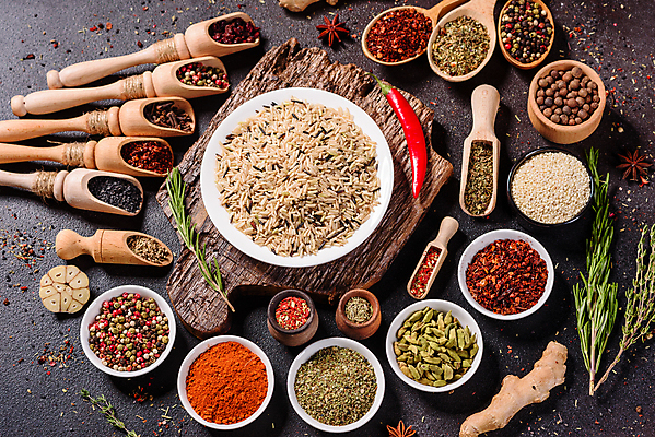 포토 JPG 해외이미지 백그라운드 잎 재료 고추 탁자 파프리카 건조 마늘 요리 씨앗 동양인 사람없음 빨간색 초록색 컬러풀 주방 숟가락 검은색 어둠 양념 조미료 사발 고수 맛 가루 인도인 허브 메뉴 유기농 매움 아로마 소금 향 레시피 후추 카레 생강 바질 로즈메리 시나몬 강황 해외포토 외국인 식물 웰빙 음식 컬러 가구 컨셉 채소 식재료 수저 인종 사기그릇 향신료 향미료 파일형식 이미지허브