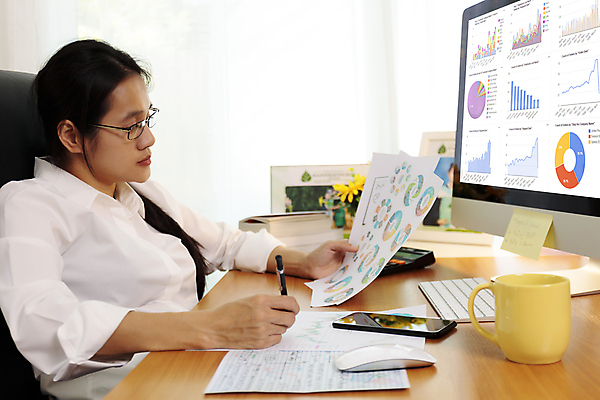 포토 JPG 해외이미지 직업 여자 종이 컨셉 인터넷 회사 비즈니스 통계 그래프 설계 주택 한명 사람 앉기 금융 경제 노트북 컴퓨터 사무실 디지털 스크린 모니터 자료 웹 장비 거래 정보 업무 작업 비즈니스우먼 네트워크 시장 주식 책상 분석 무역 보고서 신분 온라인 프리랜서 해외포토 1 산업 가구 모션 건물 전자제품 직장인 파일형식 이미지허브