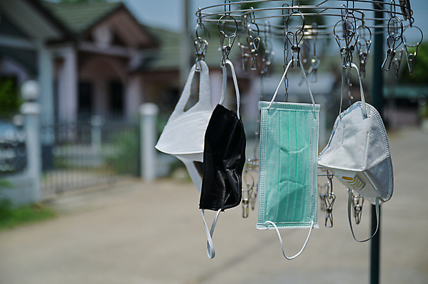 포토 JPG 해외이미지 옷 얼굴 벽 백그라운드 하늘 주택 건조 건강 병원 가면 사람없음 야외 파란색 햇빛 태양 약 유행 건강관리 펼침 의사 흰색 직물 수술 바이러스 보호 위생 씻기 빨래 질병 예방 감염 돌봄 전염병 스타일 해외포토 자연요소 컬러 컨셉 가사 의학 모션 관리 건물 신체부위 치료 청결 의료진 파일형식 이미지허브