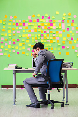포토 JPG 해외이미지 전신 남자 컨셉 회사 비즈니스 사업가 스트레스 직장 피곤 한명 앉기 정장 성인 사무실 쪽지 업무 작업 비즈니스맨 퍼즐 좌절 가득함 고민 포스트잇 바쁨 성인남자한명만 해외포토 직업 1 옷 감정 모션 사람 메모지 직장인 남자한명만 성인남자만 파일형식 이미지허브