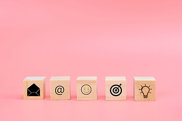 포토 JPG 해외이미지 모양 아이콘 직업 디자인 행복 감정 분홍색 백그라운드 컨셉 인터넷 비즈니스 텍스트 통신 손가락 탁자 성공 모바일 아이디어 사람 사람없음 목재 그래픽 스마트폰 컴퓨터 스크린 정보 게임 흰색 메시지 이메일 선택 계획 상품 연결 심볼 서비스 사인 긍정 부름 순위 이모티콘 경영 마케팅 지원 사용자 해외포토 나무 손 컬러 가구 재료 모션 놀이 전자제품 핸드폰 스마트기기 파일형식 이미지허브