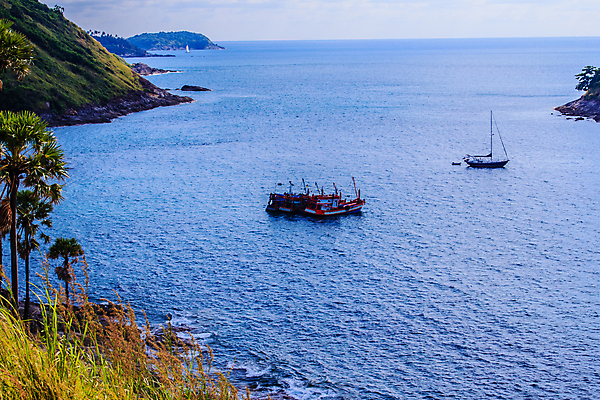 포토 JPG 해외이미지 나무 아시아 모래 바다 섬 여행 태국 자연 하늘 휴가 휴식 산 안테나 손바닥 풍경 사람없음 야외 물 여름 파란색 맑음 일몰 만 보트 망토 휴양지 장면 안다만 이국적 터키석 파라다이스 푸켓 해외포토 자연요소 식물 손 계절 나라 컬러 컨셉 배_교통 통신 날씨 노을 장소 보석 생태계 파일형식 이미지허브