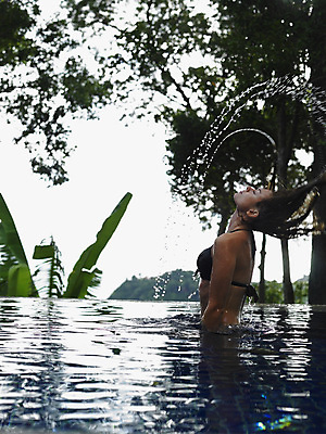 포토 JPG 해외이미지 주간 나무 여자 태국 휴식 야외수영장 한명 상반신 성인 야외 옆모습 아웃포커스 여름휴가 바캉스 비키니 눈감음 물방울 시원함 열대잎 스플래쉬 성인여자한명만 해외포토 자연요소 식물 1 수영복 아시아 뷰포인트 컨셉 잎 모션 휴가 수영장 촬영기법 사람 여자한명만 성인여자만 파일형식 여름_계절 이미지허브