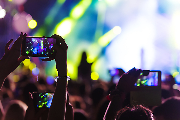 포토 JPG 해외이미지 손 실루엣 음악 들기 여러명 뒷모습 신체부위 빛 스마트폰 축제 콘서트 군중 스포트라이트 영상촬영 해외포토 뷰포인트 다수 모션 문화예술 촬영기법 사람 핸드폰 스마트기기 촬영 공연 파일형식 이미지허브