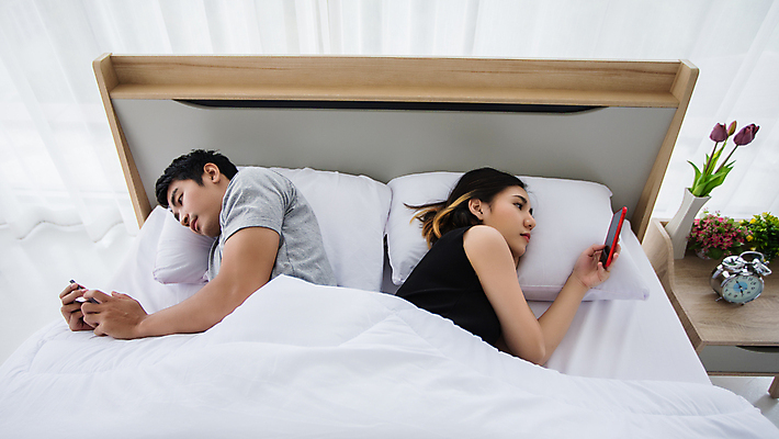 포토 JPG 해외이미지 백인 해외 라이프스타일 웰빙 커플 남자 행복 인터넷 관계 포옹 놀이 남편 모바일 휴가 휴식 주택 함께함 사랑 사람 두명 스마트폰 핸드폰 귀여움 침실 흰색 침대 관찰 아내 스마트 영화 온라인 거짓말 소셜 채팅 해외포토 서양인 감정 컬러 가구 컨셉 안기 모션 문화예술 건물 생활 전자제품 스마트기기 파일형식 이미지허브