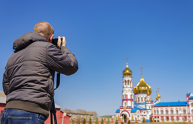 포토 JPG 해외이미지 라이프스타일 옷 공원 유럽 기독교 종교 문화 여행 십자가 건축양식 하늘 휴가 거리 관리 한명 사람 건물 파란색 성당 교회 여행객 카메라 탑 촬영 재킷 기도 관찰 도시 사찰 역사 뉴스 황금 사진사 리포터 삼각대 해외포토 직업 1 건축물 공공시설 건축 나라 컬러 종교건축 모션 생활 전자제품 외투 작가 파일형식 이미지허브