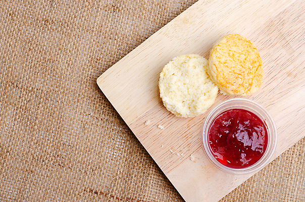 포토 JPG 해외이미지 단면 실내 사람없음 하이앵글 식탁보 유리그릇 딸기잼 나무도마 스콘 해외포토 그릇 빵 뷰포인트 유리 도마 내부 목재 잼 파일형식 이미지허브