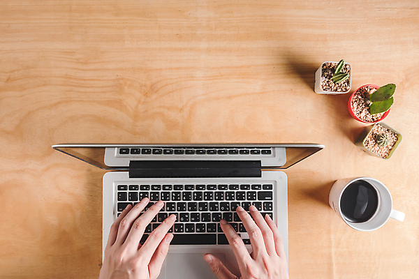 포토 JPG 해외이미지 손 남자 커피 백그라운드 인터넷 비즈니스 통신 손가락 탁자 모바일 휴식 선인장 성인 사람없음 목재 컵 노트북 컴퓨터 우주 디지털 스크린 모니터 공백 장비 업무 네트워크 연결 휴대용 무선전화기 질감 구성 해외포토 나무 식물 식기 음료 가구 컨셉 재료 사람 신체부위 전자제품 작업 전화기 오브젝트 파일형식 이미지허브