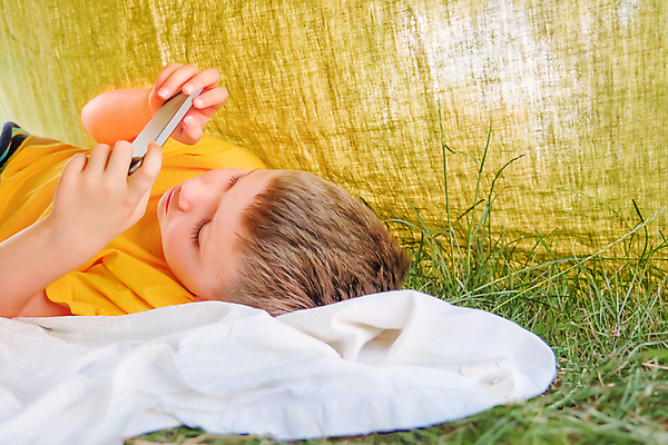 포토 JPG 해외이미지 응시 공원 교육 어린이 생각 인터넷 자연 놀이 거리 텐트 한명 소년 취미 야외 스마트폰 핸드폰 스터디 정원 유치원 자유 게임 전자책 어플리케이션 담요 강의 온라인 중독 게이머 뒤뜰 온라인강의 해외포토 1 시선 공공시설 남자 컨셉 캠핑도구 사람 전자제품 스마트기기 학습 생태계 파일형식 언택트 이미지허브