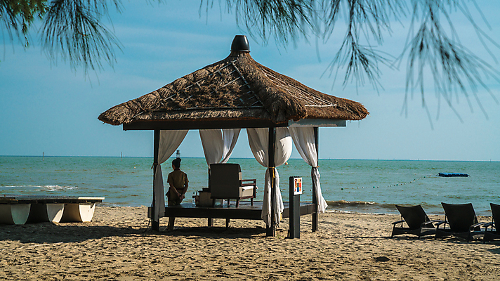 포토 JPG 해외이미지 직업 모래 파도 바다 의자 태국 하늘 휴가 휴식 사람없음 초록색 물 파란색 태양 갈색 맑음 마사지 커튼 휴게실 갑판 마사지사 판잣집 해외포토 자연요소 아시아 컬러 가구 컨셉 배_교통 날씨 주택 파일형식 이미지허브