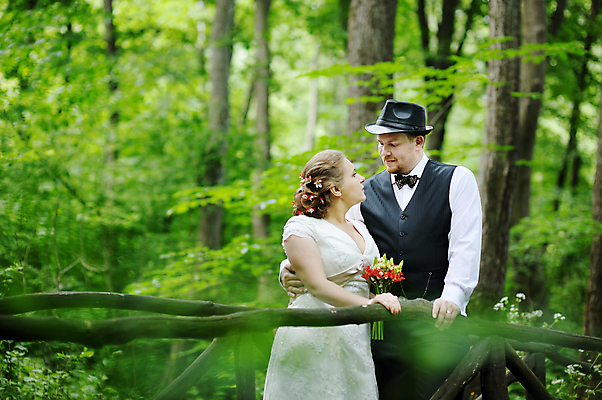 포토 JPG 해외이미지 나무 응시 드레스 옷 공원 여자 꽃 행복 문화 얼굴 꽃다발 결혼 2 자연 결혼식 키스 함께함 관리 사랑 미소 정장 턱시도 성인 야외 두명 초록색 컬러풀 유행 흰색 잡기 우아함 숲 만족 타운 사춘기 천진난만 해외포토 식물 시선 공공시설 감정 컬러 컨셉 모션 표정 사람 이벤트 신체부위 도시 애정표현 생태계 파일형식 이미지허브