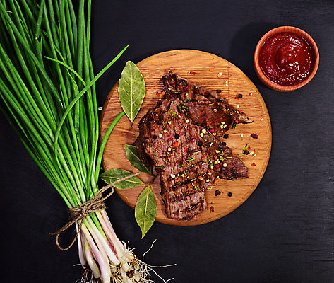 포토 JPG 해외이미지 검은배경 실내 스테이크 사람없음 하이앵글 소고기 다발 묶기 향신료 후추 파 토마토소스 노끈 나무도마 나무받침 소스그릇 월계수 해외포토 그릇 줄 뷰포인트 백그라운드 채소 모션 도마 서양음식 육류 내부 목재 검은색 소스_음식 받침대 향미료 파일형식 이미지허브