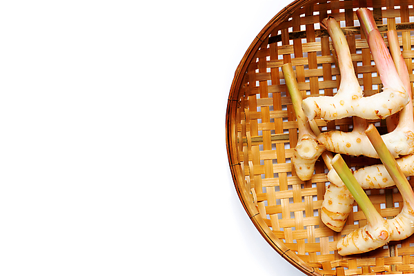 포토 JPG 해외이미지 줄기 실내 사람없음 소쿠리 흰배경 담기 생강 카피스페이스 해외포토 식물 백그라운드 채소 모션 내부 바구니 공백 흰색 파일형식 이미지허브