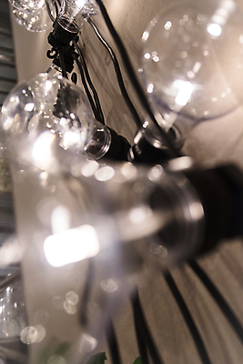 포토 JPG 해외이미지 디자인 벽 백그라운드 전구 유리 조명 매달리기 미술 사람없음 내부 목재 장식 세로 빛 갈색 유행 금속 검은색 힘 에너지 수확 골동품 램프 닫기 복고 빛망울 필라멘트 해외포토 나무 컬러 농업 재료 모션 재질 문화예술 파일형식 이미지허브