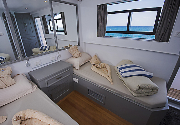 포토 JPG 해외이미지 디자인 바다 여행 가구 2 요트 창문 베개 휴가 항해 실내 사람없음 내부 목재 장식 파란색 빛 수건 기쁨 침실 이불 거울 방 흰색 침대 목욕가운 커튼 쌍 보트 고급 큼 크루즈 함선 스포트라이트 시트 해외포토 나무 감정 컬러 생활용품 컨셉 배_교통 재료 침구 위생용품 가운 크기 파일형식 이미지허브