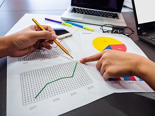 포토 JPG 해외이미지 직업 종이 안경 백그라운드 컨셉 인터넷 비즈니스 탁자 성공 그래프 설계 직장 사람없음 금융 노트북 스마트폰 컴퓨터 사무실 연필 펜 우주 디지털 쪽지 공책 자료 방 성장 흰색 가리킴 작업 목표 계획 디자이너 연도 책상 분석 투자 창업 페이지 개발 골 마케팅 해외포토 잡화 컬러 가구 회사 문구용품 학용품 손짓 경제 전자제품 핸드폰 스마트기기 필기구 자영업 파일형식 이미지허브