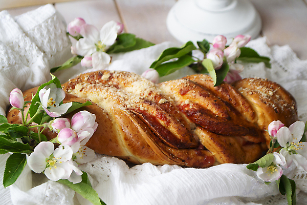 포토 JPG 해외이미지 전통 꽃 음식 빵 딸기 휴가 디저트 부활절 요리 사람없음 케이크 얼음 봄 빵집 흰색 시골 신선 원형 닫기 구부린 달콤 맛 아침식사 정상 설탕 밀 굽기 아몬드 덩어리 그리스인 러시아인 엮은 이스트 페스츄리 핸드메이드 해외포토 자연요소 도형 서양인 식물 계절 기념일 컬러 컨셉 과일 모션 곡류 상점 식사 견과류 구이 파일형식 이미지허브