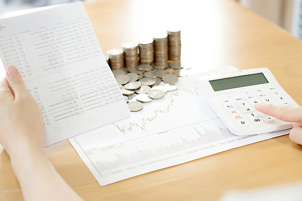 포토 JPG 해외이미지 손 종이 돈 비즈니스 성공 설계 사람없음 컴퓨터그래픽 책 가로 금융 빛 쌓기 동전 저축 계산기 비즈니스우먼 계산 재산 문서 투자 만들기 결제 우표 점검 빚 해외포토 여자 컨셉 모션 문구용품 신체부위 그래픽 경제 장비 직장인 파일형식 이미지허브