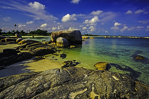 포토 JPG 해외이미지 구름 아시아 모래 바다 섬 여행 자연 하늘 휴가 풍경 사람없음 야외 가로 물 여름 파란색 맑음 바위 시골 그룹 큼 인도네시아 장면 내추럴 많음 해외포토 자연요소 계절 나라 컬러 컨셉 날씨 돌_바위 크기 생태계 파일형식 이미지허브