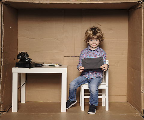 포토 JPG 해외이미지 전신 응시 남자 어린이 비즈니스 봉투 선물 한명 들기 앉기 소년 앞모습 상자 사무실 검은색 잡기 업무 비즈니스맨 범죄 작음 만족 보여주기 뇌물 소년만 소년한명만 해외포토 1 시선 감정 뷰포인트 컬러 모션 사람 작업 직장인 크기 남자만 남자한명만 어린이만 파일형식 이미지허브