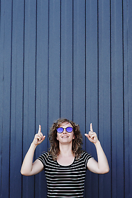 포토 JPG 해외이미지 백인 모델 배너 여자 행복 안경 얼굴 포즈 백그라운드 컨셉 텍스트 갈색머리 한명 사람 성인 선글라스 유행 세일 우주 공백 우아함 성인여자만 카피스페이스 해외포토 서양인 1 헤어스타일 잡화 감정 신체부위 여자만 성인만 파일형식 이미지허브