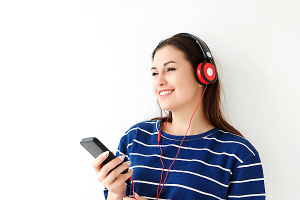 포토 JPG 해외이미지 백인 모델 1 라이프스타일 응시 여자 행복 얼굴 음악 벽 백그라운드 모바일 세포 한명 미소 사람 성인 스마트폰 유행 우주 헤드폰 소리 듣기 흰색 잡기 시원함 스마트 긍정 오디오 스타일 해외포토 서양인 시선 감정 컬러 음향기기 컨셉 모션 문화예술 표정 생활 신체부위 전자제품 핸드폰 스마트기기 파일형식 이미지허브