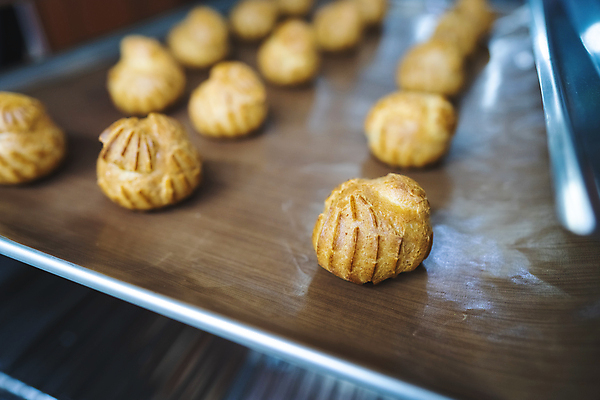 포토 JPG 해외이미지 전통 접시 음식 백그라운드 디저트 요리 사람없음 갈색 케이크 주방 얼음 카페 빵집 흰색 신선 달콤 맛 아침식사 설탕 굽기 가득함 크림 반죽 퍼프 레시피 버터 프랑스어 바닐라 번 커스터드 페스츄리 핸드메이드 해외포토 자연요소 문자 식기 빵 컬러 컨셉 상점 식사 구이 파일형식 이미지허브