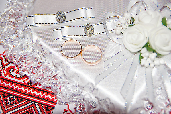 포토 JPG 해외이미지 전통 커플 결혼 쿠션 장신구 결혼식 사랑 사람없음 흰색 하트 반지 황금 우아함 보석 해외포토 모양 감정 컬러 컨셉 관계 이벤트 광석 파일형식 이미지허브