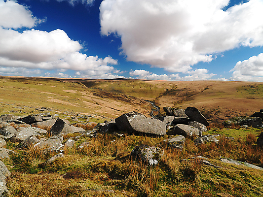 포토 JPG 해외이미지 구름 공원 자국 자연 하늘 잉글랜드 파노라마 풍경 사람없음 야외 물 파란색 강 걷기 골짜기 침묵 하이킹 바위 흰색 시골 개울 황무지 오솔길 청소 언덕 지역 멀리 고립 다트무어 선로 울퉁불퉁 전국 해외포토 자연요소 공공시설 길 컬러 모션 레저 영국 촬영기법 소리 돌_바위 생태계 파일형식 이미지허브