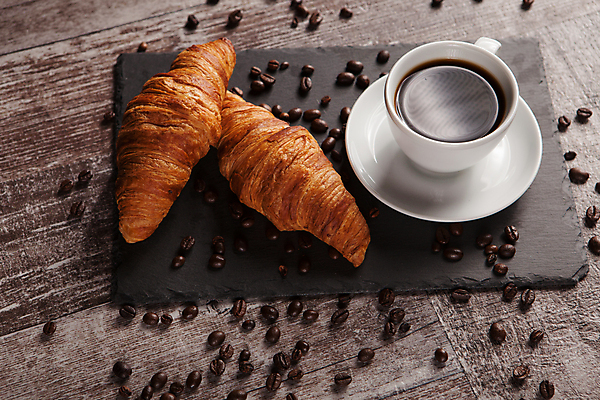 포토 JPG 해외이미지 커피 도마 따뜻함 사람없음 원두 커피잔 크루아상 컵받침 나무배경 해외포토 음료 빵 백그라운드 주방용품 잔 받침대 파일형식 이미지허브