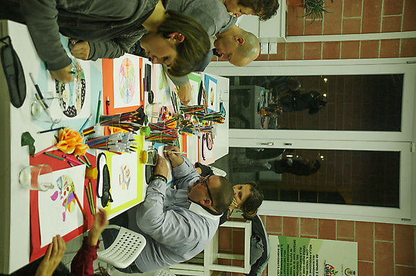 포토 JPG 해외이미지 여자 남자 함께함 실내 들기 앉기 여러명 상반신 성인 옆모습 그리기 그림 성인만 해외포토 뷰포인트 다수 컨셉 모션 사람 내부 파일형식 이미지허브