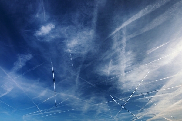 포토 JPG 해외이미지 선 여행 백그라운드 컨셉 자국 자연 하늘 날씨 추상 휴가 사람없음 파란색 햇빛 환경 힘 물방울 분위기 공군 항공 생물학 제트기 선로 인구 자취 정부 조작 화학물질 해외포토 교육 컬러 무늬 비행기 군대 태양 화학 생태계 파일형식 이미지허브