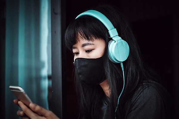 포토 JPG 해외이미지 라이프스타일 응시 음악 이어폰 통신 창문 모바일 휴식 주택 건강 가면 한명 안전 스마트폰 핸드폰 헤드폰 듣기 고통 슬픔 호흡기관 바이러스 좌절 고독 보호 질병 불안 고민 예방 감염 문제 고립 돌봄 전염병 혼자 해외포토 1 시선 감정 음향기기 컨셉 의학 모션 문화예술 사람 건물 생활 전자제품 스마트기기 장기_의학 파일형식 이미지허브