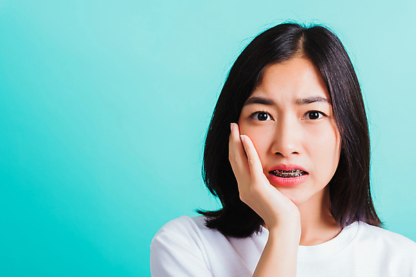 포토 JPG 해외이미지 여자 아시아 얼굴 백그라운드 태국 건강 치과 한명 미소 동양인 성인 치료 파란색 약 금속 고통 터치 환자 잡기 입 치아 상처 치과의사 문제 턱 고립 돌봄 위생관리 치통 해외포토 1 감정 나라 컬러 의학 모션 재질 표정 병원 관리 사람 인종 신체부위 의사 소화기관 질병 파일형식 의료진 장기 직업 신체 이미지허브