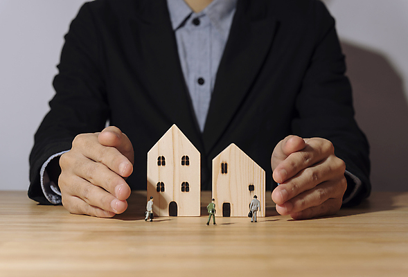 포토 JPG 해외이미지 손 디자인 컨셉 비즈니스 사업가 놀이 성공 벽돌 주택 아이디어 창조 안전 사람없음 건물 목재 블록 가을 업무 수비 엔지니어 재산 보호 계획 위험 대표 사건 큐브 기회 보안 투자 만들기 전략 해결 보험 개발 매각 프로젝트 해외포토 나무 직업 건축물 계절 재료 모션 신체부위 금융 작업 기술자 파일형식 이미지허브