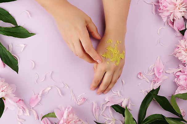 포토 JPG 해외이미지 손 꽃잎 꽃 잎 실내 신체부위 뷰티 화장품 피부관리 바르기 보라색배경 안티에이징 해외포토 식물 백그라운드 모션 사람 내부 보라색 파일형식 이미지허브